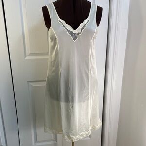 Vintage 100% Nylon Elegant Negligée, Full Slip in Cream w Lace Trim, 40 (M-L)
